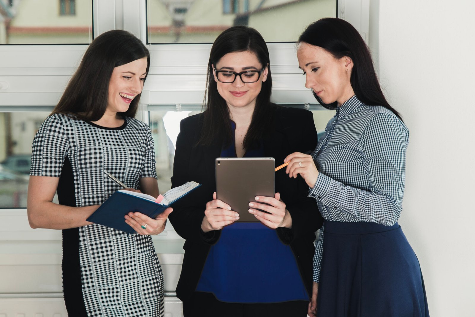 tres mujeres leyendo la diferencia significativa en la participación de hombres y mujeres en el emprendimiento.